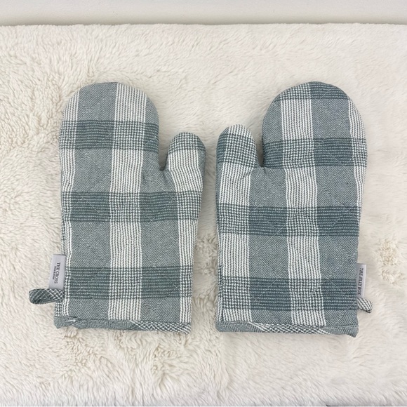 JILLY BOX THE CROSS Farmhouse oven mitts.  Gray and White. NEW WITH TAGS - Picture 5 of 9